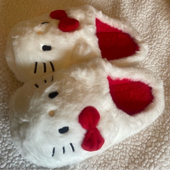 🐱New Hello Kitty by Sanrio Slippers - Plush and Soft - Size 5-5.5 💖 - Picture 5 of 10
